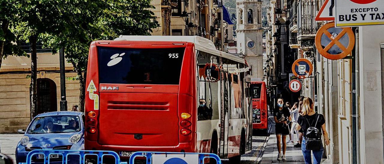 Dos autobuses urbanos de Alcoy dirigiéndose por la calle San Nicolás a la plaza de España. | JUANI RUZ