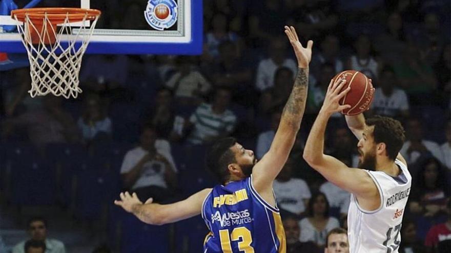 Los Sergios y Carroll dan al Real Madrid el primer punto (107-103)