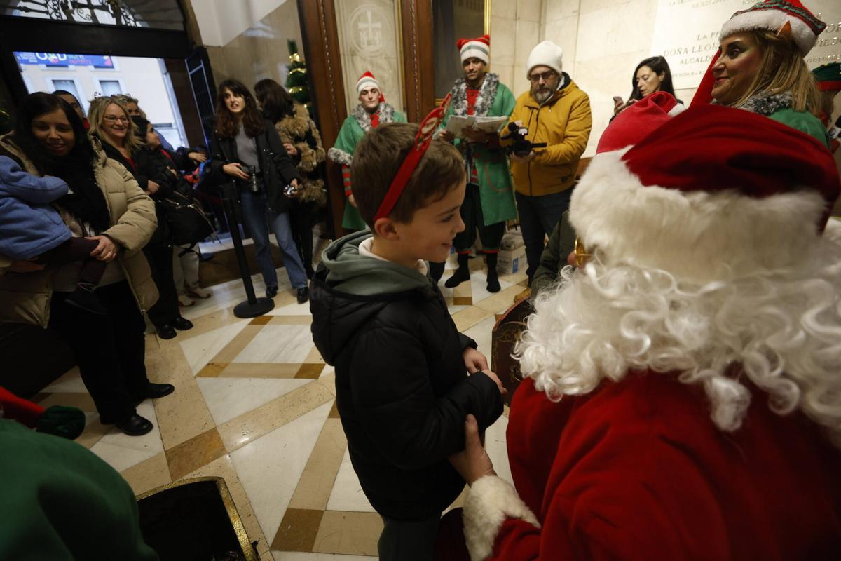 Papá Noel recibe a los niños en el Ayuntamiento de Oviedo tras suspenderse la Cabalgata