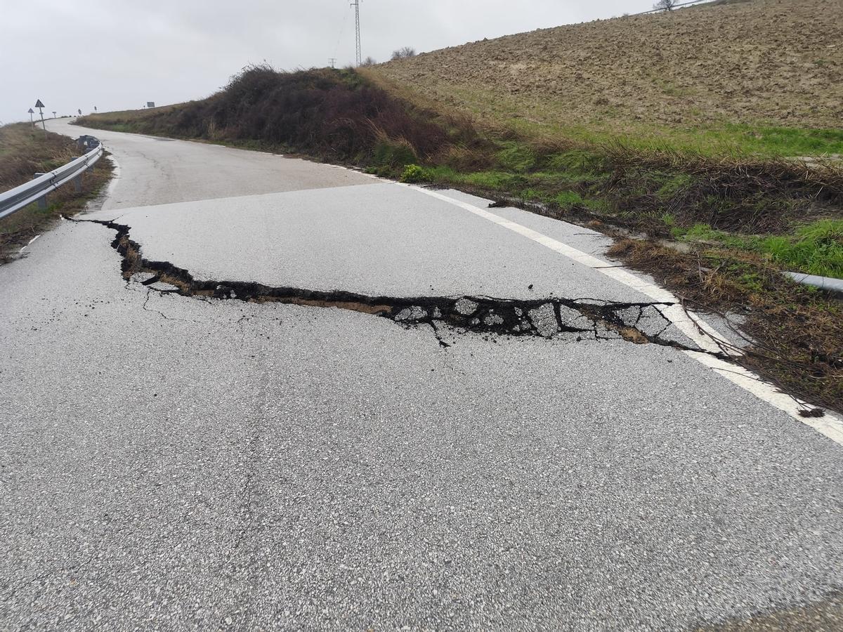 Daños en la MA-8306, que conecta Benalauría con la A-369