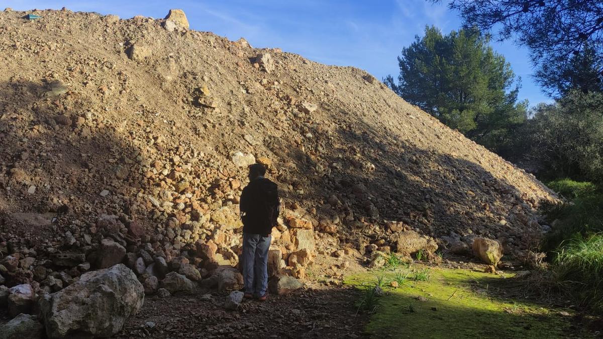 Residuos de las obras del Hotel Formentor acumulados en un solar rústico próximo al establecimiento.