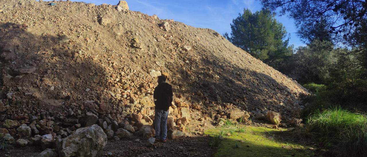 Residuos de las obras del Hotel Formentor acumulados en un solar rústico próximo al establecimiento.