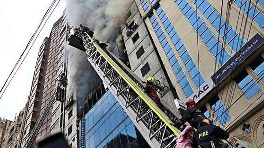 Bangladesh Almenys 19 morts en un incendi en un edifici comercial