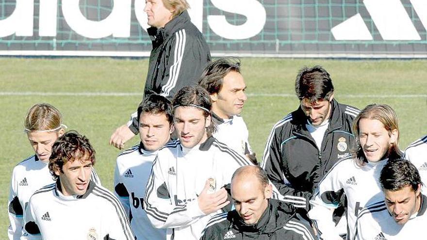 Schuster vuelve a dirigir un entrenamiento
Bernd Schuster, técnico del Real Madrid, dirigió en Valdebebas un entrenamiento bajo mínimos, con tan sólo nueve jugadores de la primera plantilla, en ausencia de los lesionados y de diez internacionales que juegan partidos con sus selecciones. Desde que el equipo perdió en Valladolid el pasado sábado el técnico alemán no había dirigido todavía ni un entrenamiento de equipo blanco. Ayer salió del despacho y al fin regresó al campo.