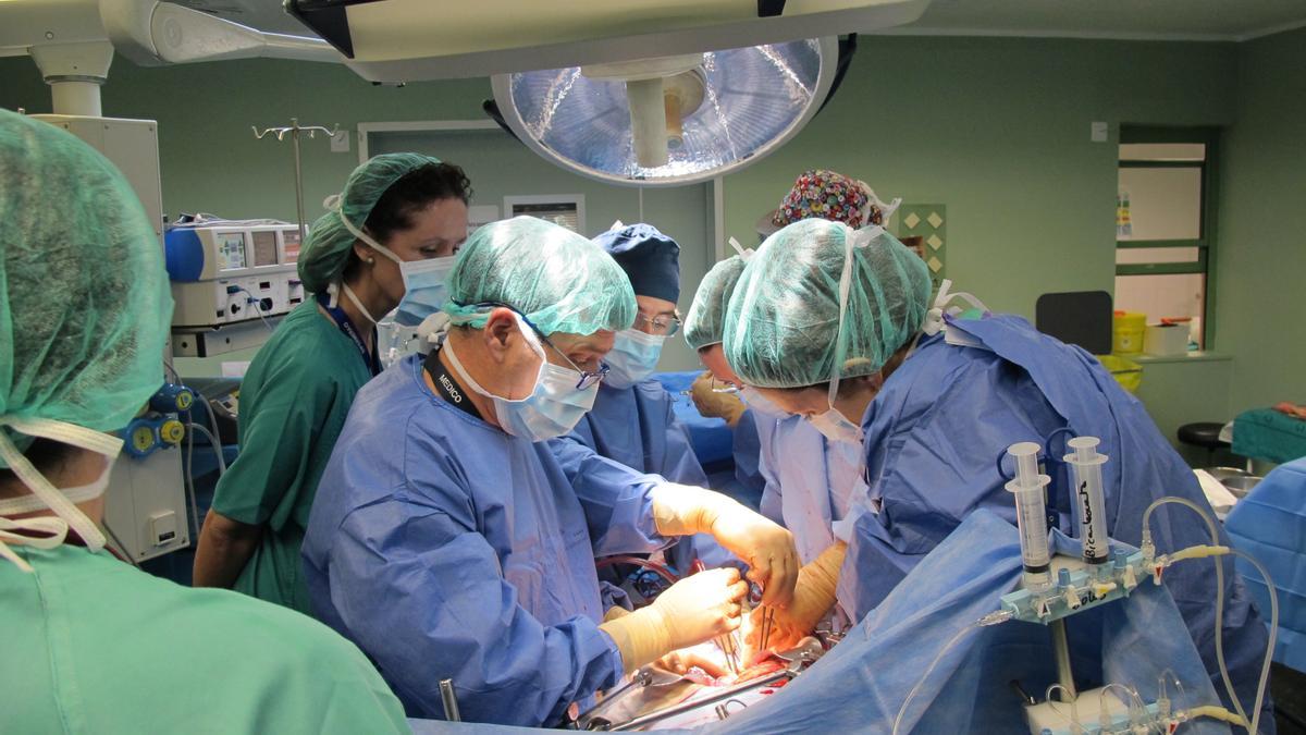 Los médicos realizan un trasplante en el Hospital Universitario Nuestra Señora de Candelaria.