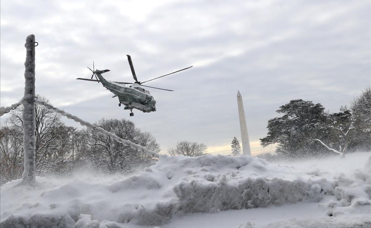 El presidente de los Estados Unidos, Donald Trump, se dirige en su helicóptero a Nueva Orleans desde el jardín nevado de la Casa Blanca, en Washington.