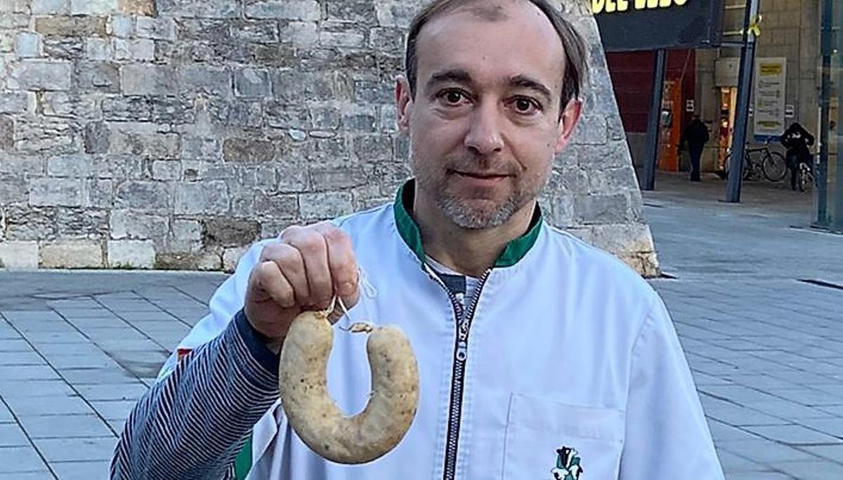 Xavier Alemany, de la carnicería Alemany (Girona,) con su 'botifarra d'ou' tradicional ganadora.