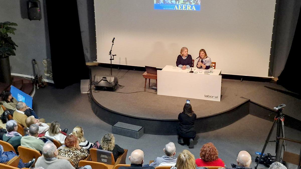Por la izquierda, Marina Ruiz, presidenta de la Asociación de Emigrantes Españoles Retornados de Asturias (AEERA) y la vicepresidenta del Principado, Gimena Llamedo, durante la inauguración de la jornada.