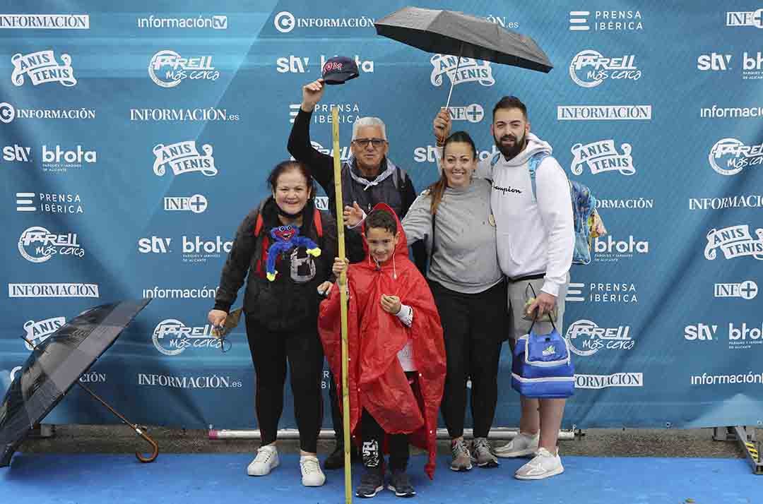 La lluvia no impide a los Romeros fotografiarse en photocall del Diario Información.Tercera parte