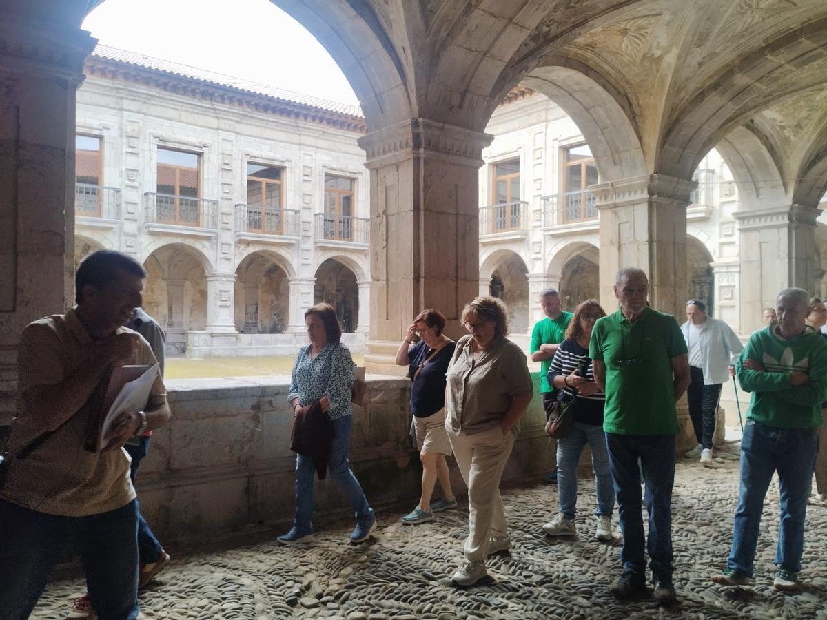 Así fue la visita guiada al monasterio de Cornellana, en Salas