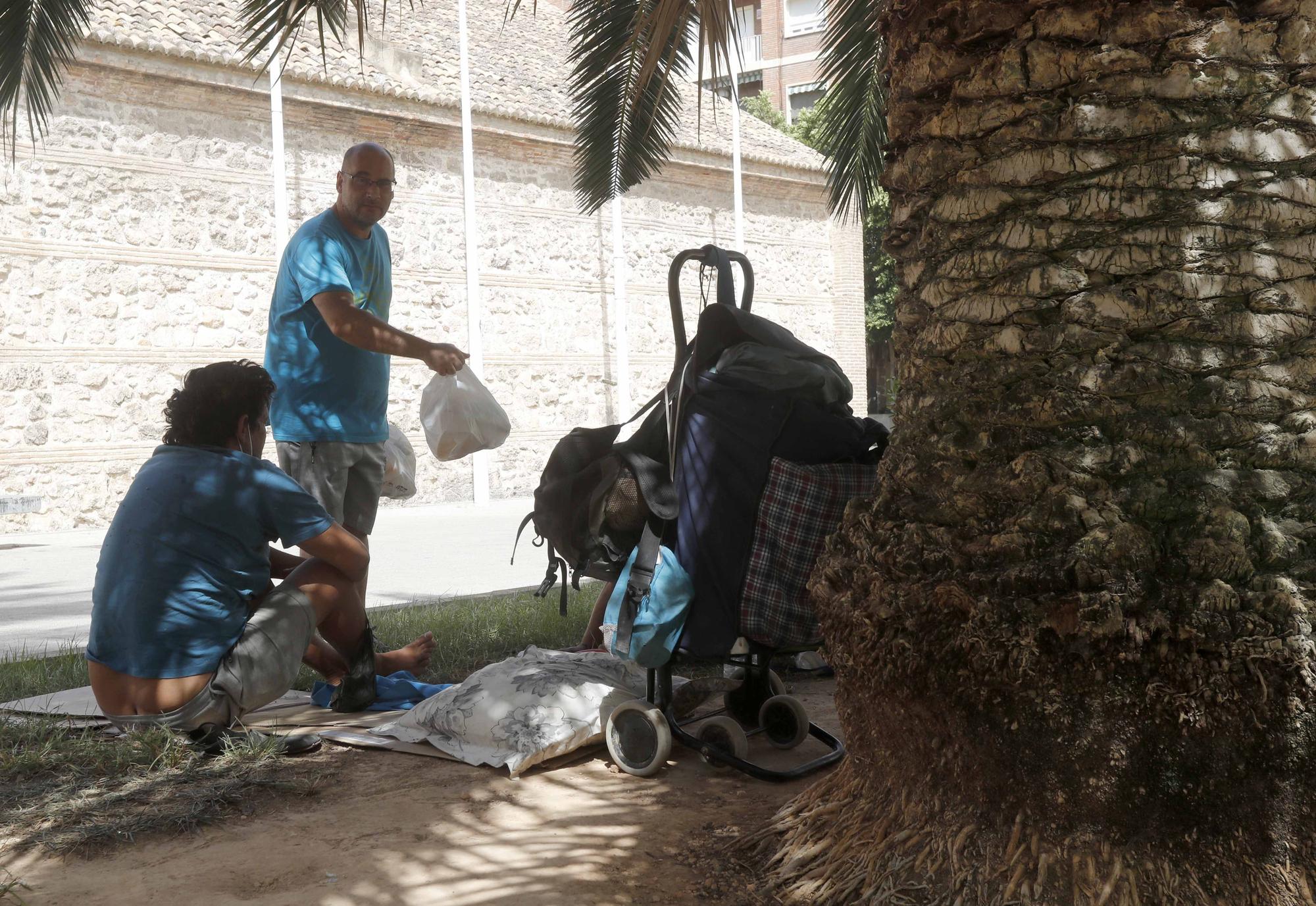 Amigos de la calle reparte comida en ocho rutas ante el incesante calor.