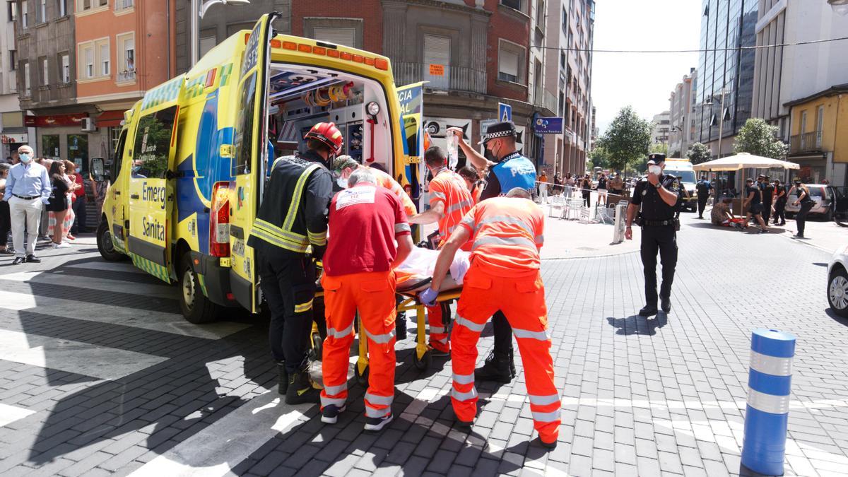 Traslado de una de las víctimas del atropello múltiple en el centro de Ponferrada (León).