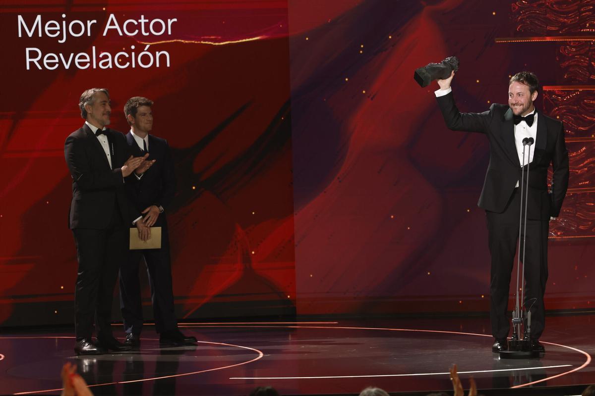 GRANADA, 08/02/2025.- El actor Pepe Lorente gana el Goya a mejor actor revelación por su actuación en La estrella azul, en la 39 edición de los Premios Goya de la Academia de Cine que se celebra este sábado en el Palacio de Congresos y Exposiciones de Granada. EFE/Julio Muñoz
