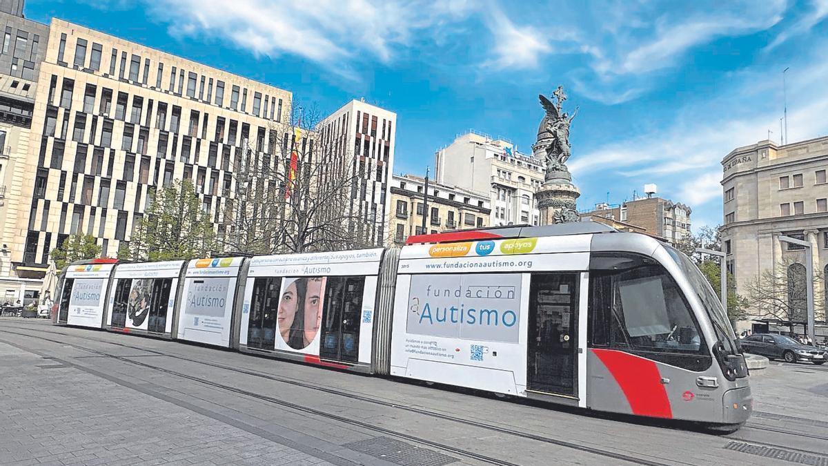 Un tranvía de Zaragoza cubierto de vinilos de la campaña de lanzamiento de la Fundación a•Autismo.