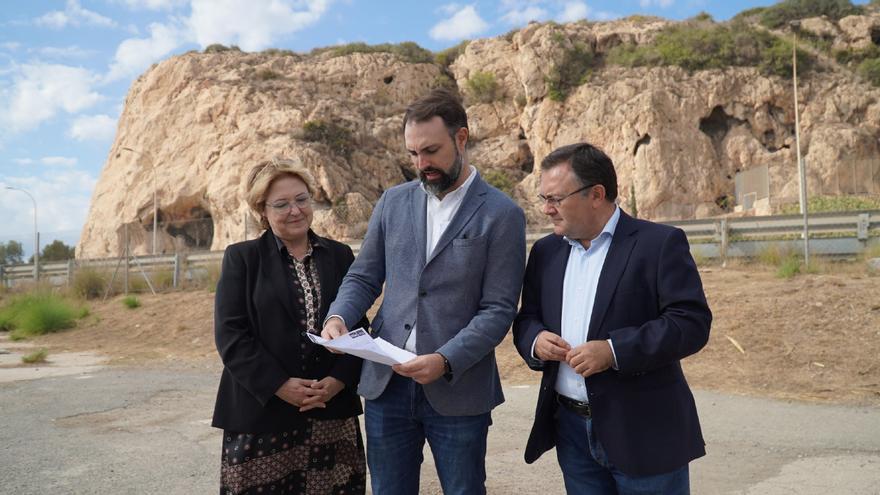 El senador socialista por Málaga Miguel Ángel Heredia y ediles del PSOE