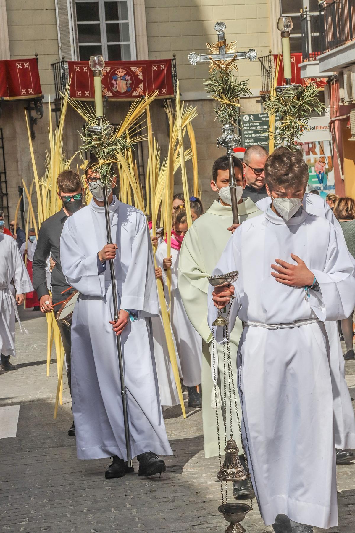 El obispo Munilla preside la procesión de las Palmas en Orihuela