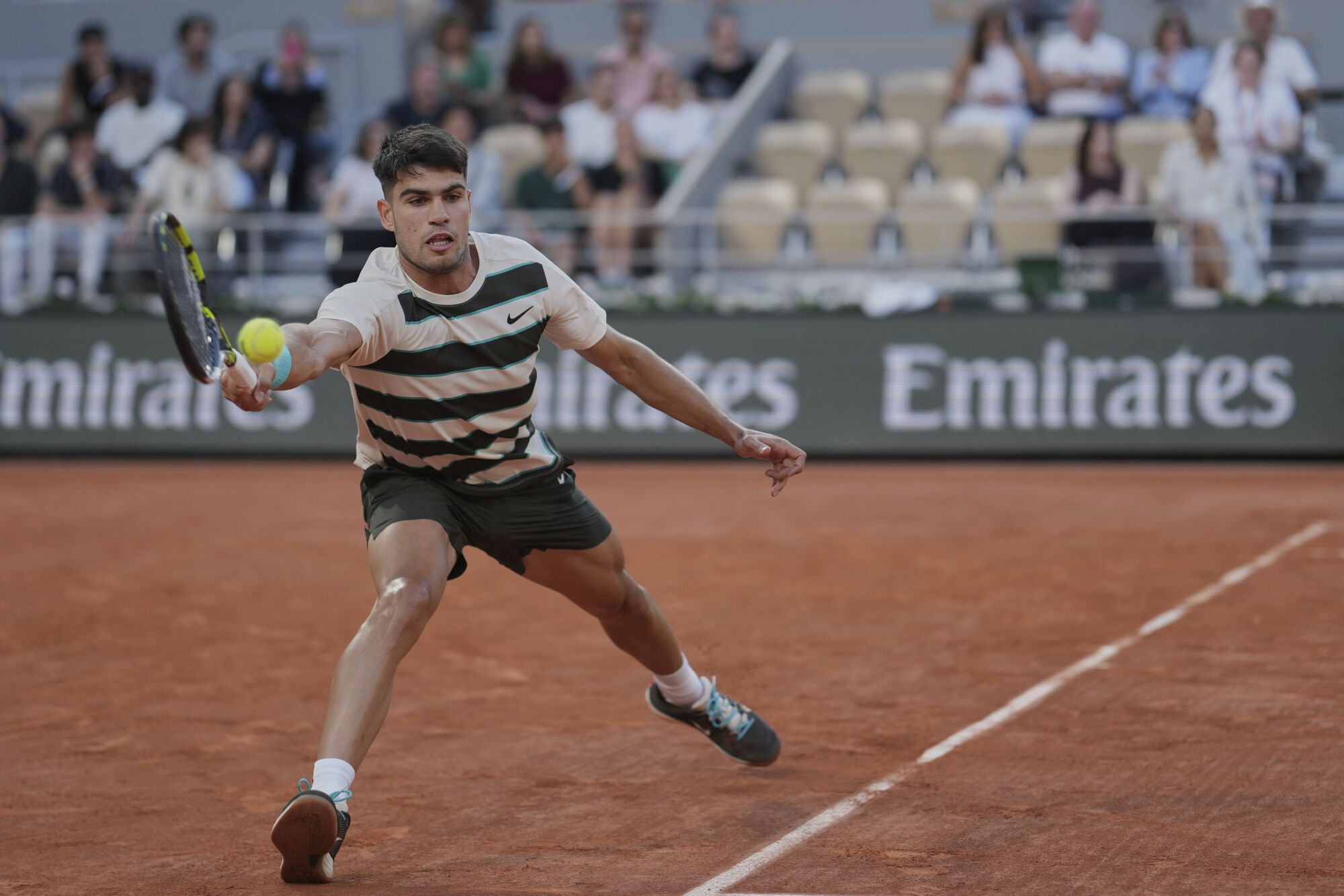 Spain&#039;s Carlos Alcaraz returns the ball to Bosnia and Herzegovina&#039;s Damir Dzumhur during their third round match at the French Open tennis tournmanet at the Roland-Garros stadium, Friday, May 30, 2025, in Paris. (AP Photo/Thibault Camus). EDITORIAL USE ONLY/ONLY ITALY AND SPAIN
