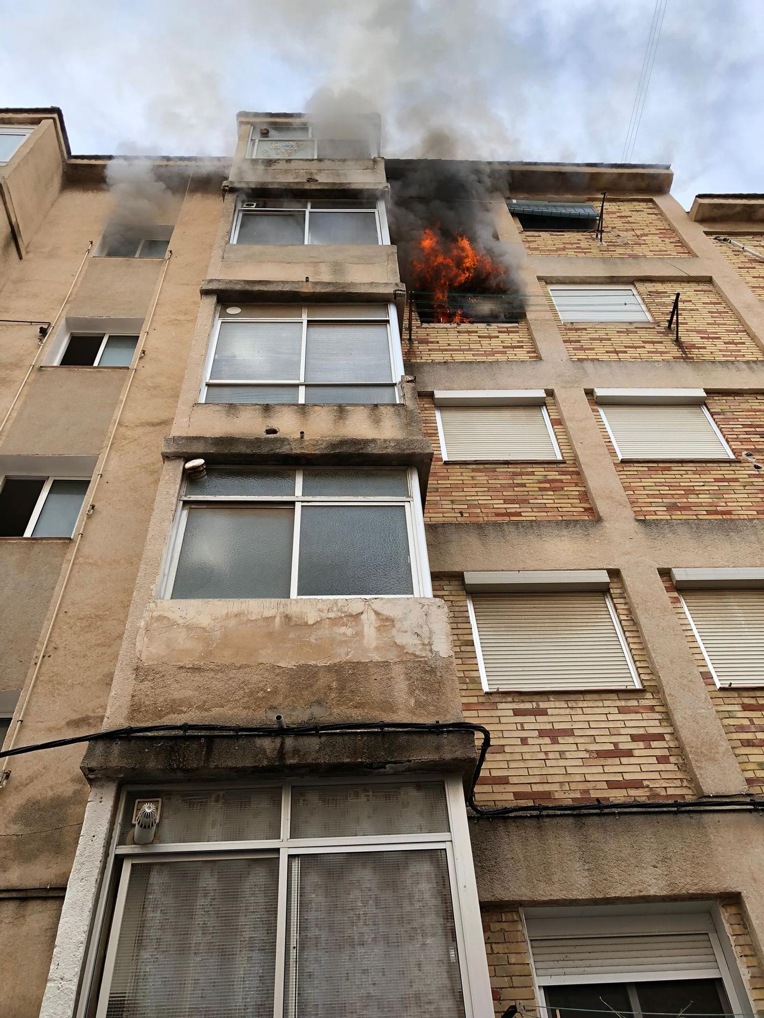 Incendio en una vivienda de la calle Ópalo en Alicante