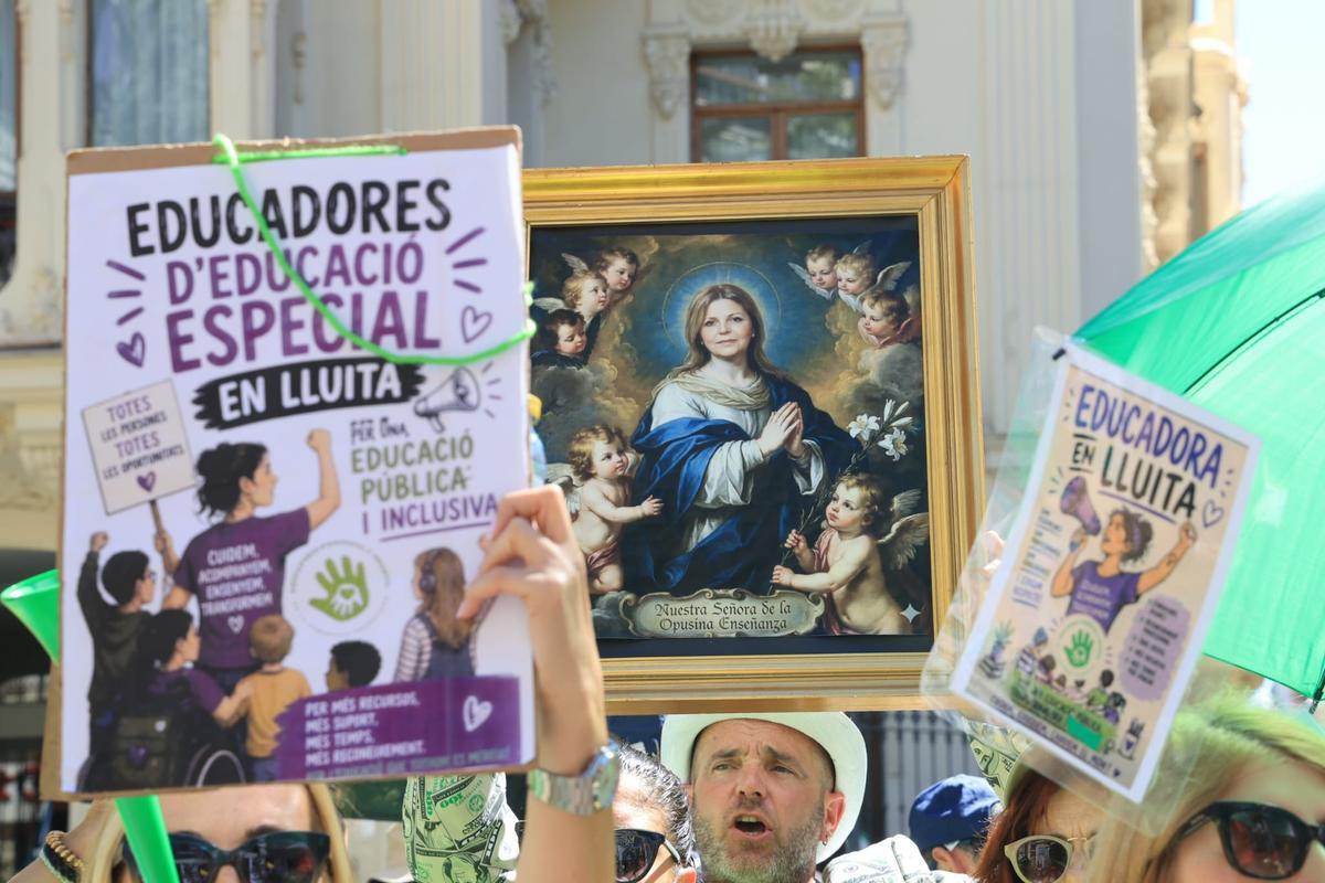 La protesta de profesores de este jueves frente a la Casa de las Brujas