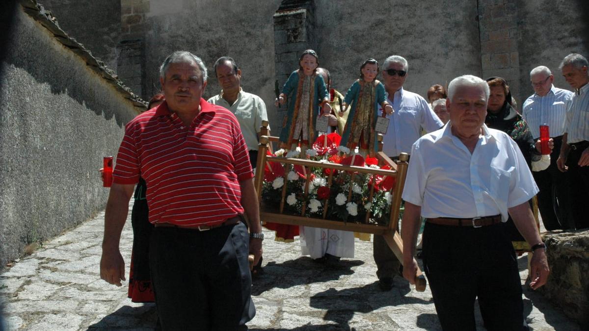 Vecinos de Cerezal de Aliste procesionando a su patrón