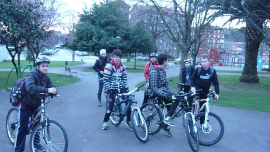 Algunos de los alumnos del IES de La Magdalena que ayer acudieron a clase en bici.