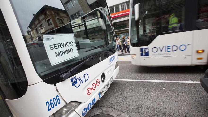 Un autobús de servicios mínimos en la última huelga.