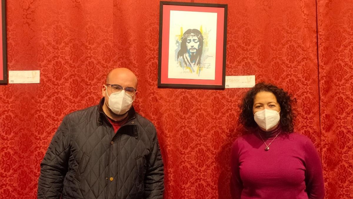 J. Carlos Torres y Cynthia García, junto a una de las pinturas de la exposición.