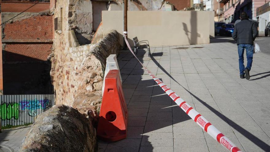 Un coche se empotra contra el muro de la Cuesta del Piñedo en Zamora