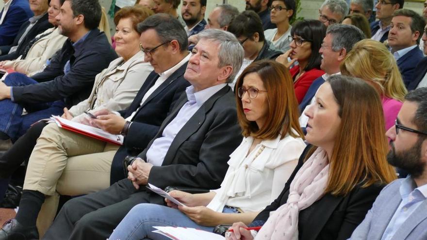 La alcaldesa y, a su izquierda, el exministro Enrique Barón y Diego Conesa.