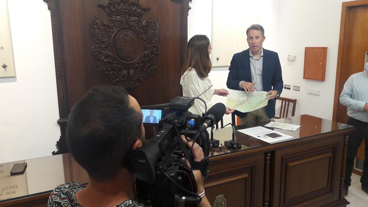 María del Carmen Ruiz y Fulgencio Gil durante la comparecencia de prensa, este lunes.
