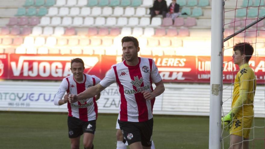 Asiel celebra el tanto frente al Júpiter Leonés.