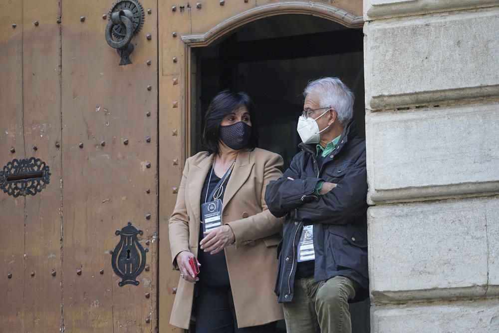 Girona viu el Divendres Sant amb l'acte de la Veneració de la Creu