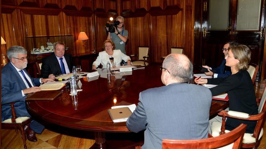 Genaro Amigo, segundo por la izquierda, en un momento de la reunión con la ministra Tejerina. la opinión.