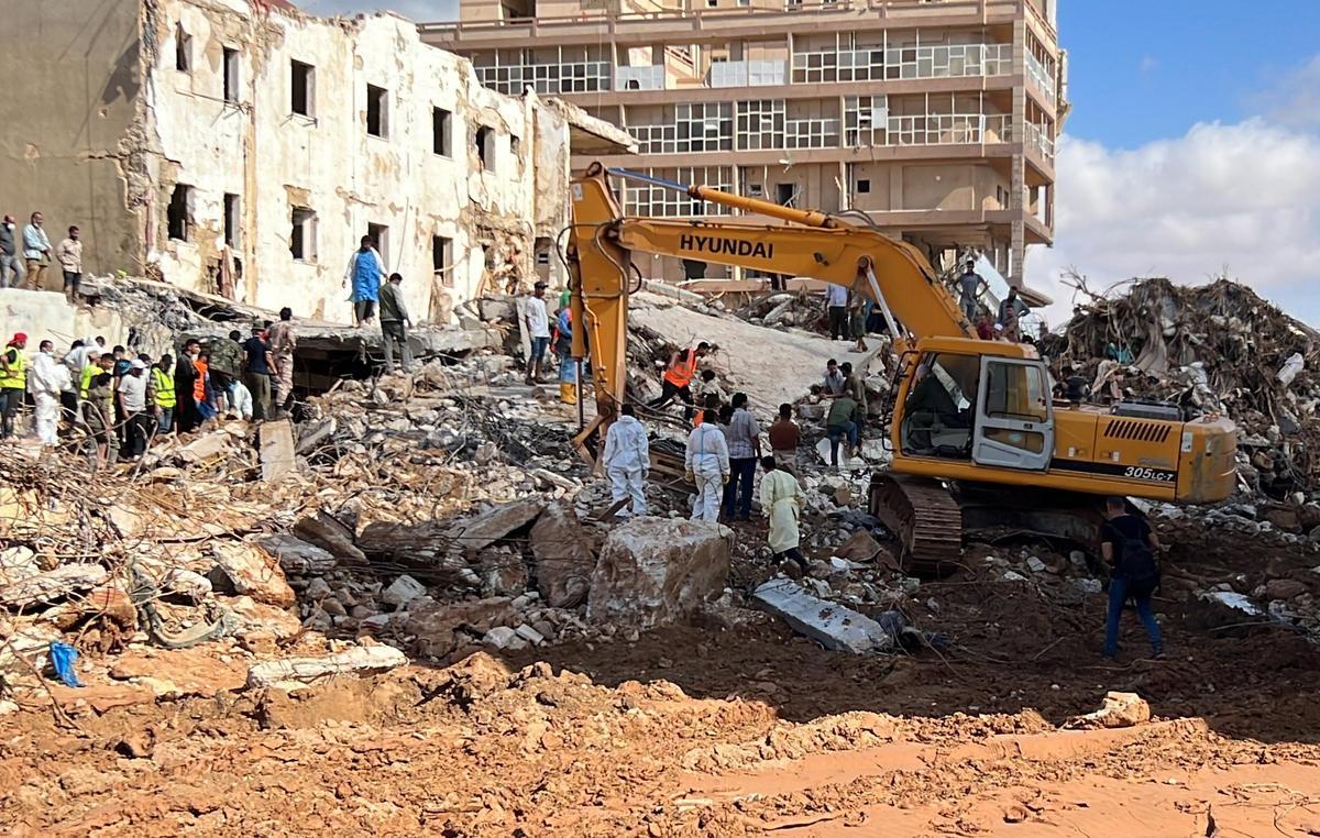 Rescatistas trabajan en el lugar donde se derrumbó un edificio en la ciudad portuaria de Derna, al este de Libia, el 14 de septiembre de 2023, tras el paso de la tormenta Daniel y el colapso de dos presas que causaron inundaciones devastadoras y arrasaron barrios enteros.