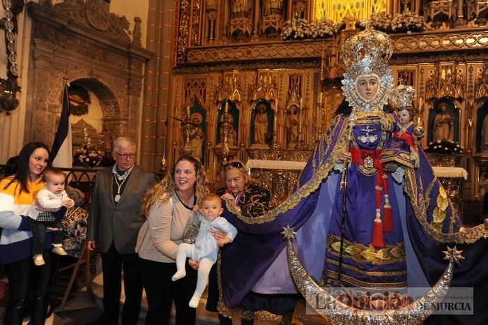 Los niños pasan por el manto de la Fuensanta