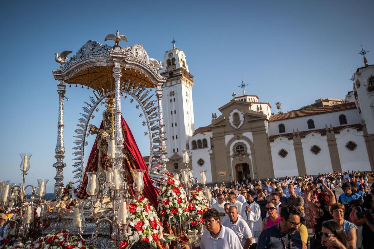 La virgen de Candelaria acompañado de sus fieles