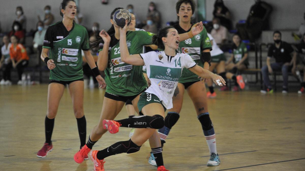 María Flores Adsuara lanza a portería, ayer en Elche.