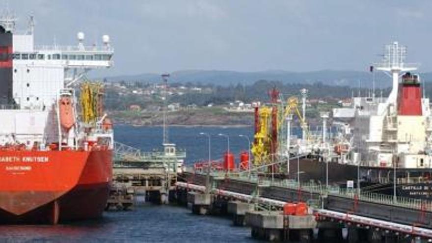 Dos buques petroleros, amarrados en los pantalanes de la terminal de Repsol en el puerto de A Coruña. / juan varela