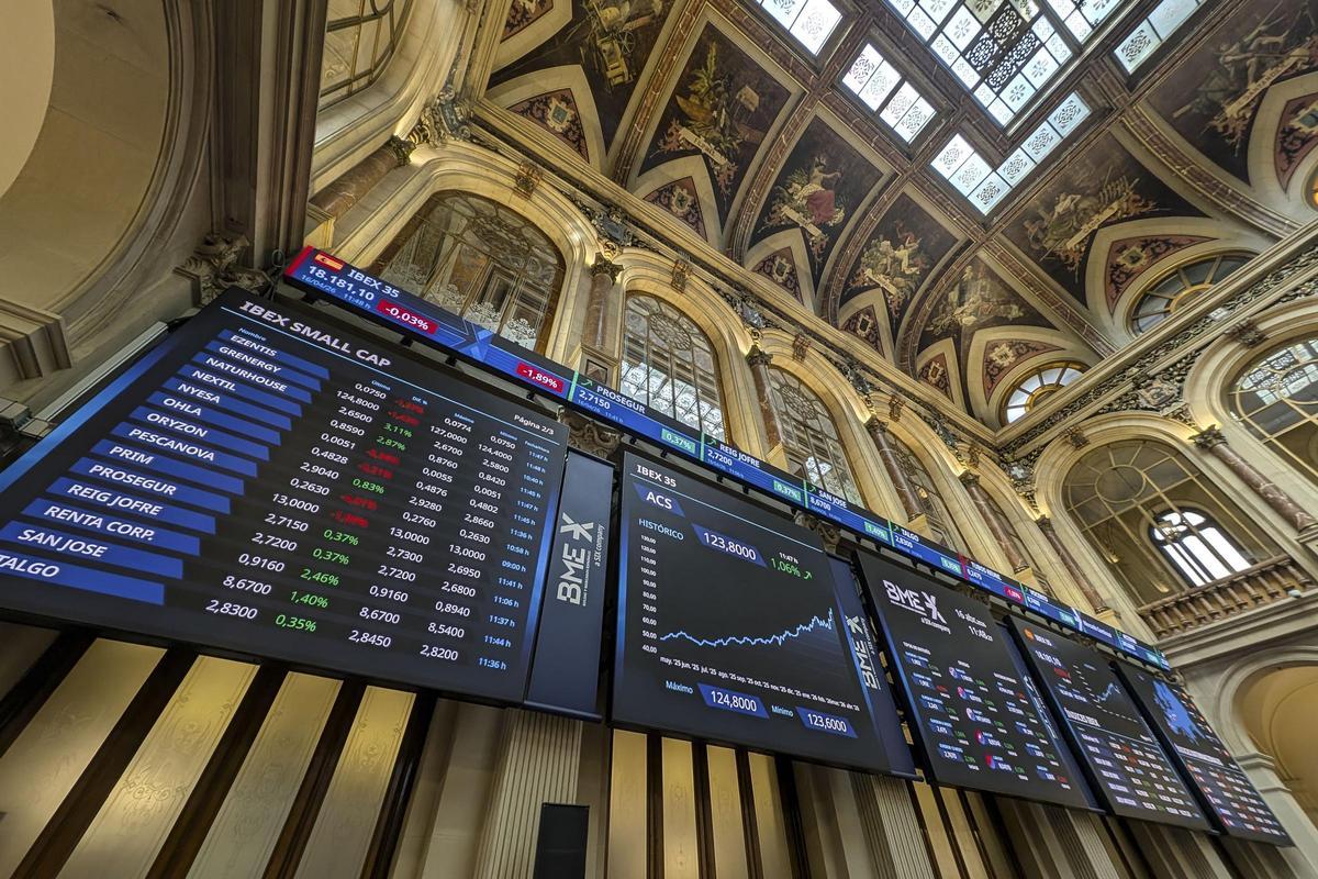 El IBEX cotiza casi plano y sin rumbo fijo tras la apertura, por debajo de los 18.100