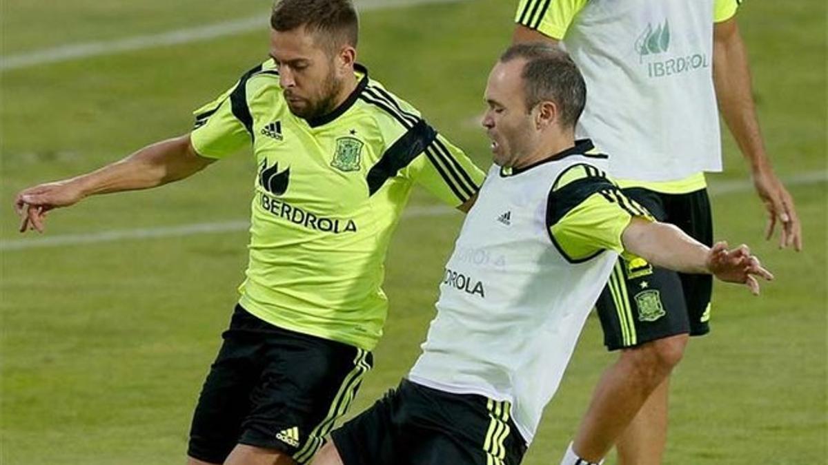 Iniesta, junto a Jordi Alba durante un entrenamiento de la selección española