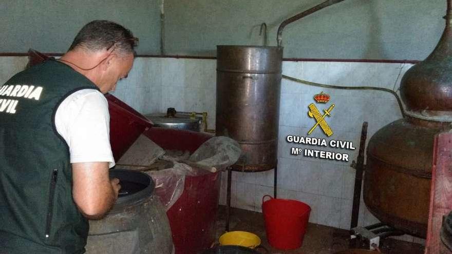 Un agente de la Guardia Civil durante la inspección de la bodega de Valga. // Cedida