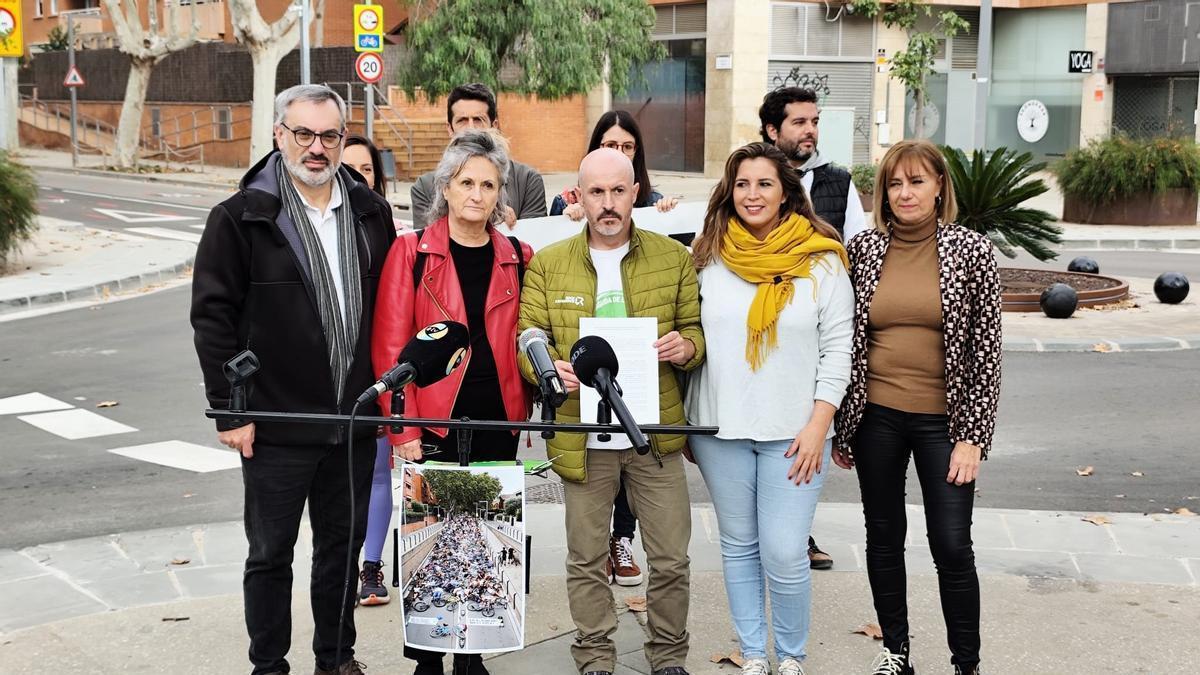 Representantes de la oposición de Castelldefels y de la plataforma L'Avinguda Pineda No Es Toca se comprometen a devolver el carril bici de la vía en caso de volver a gobernar.