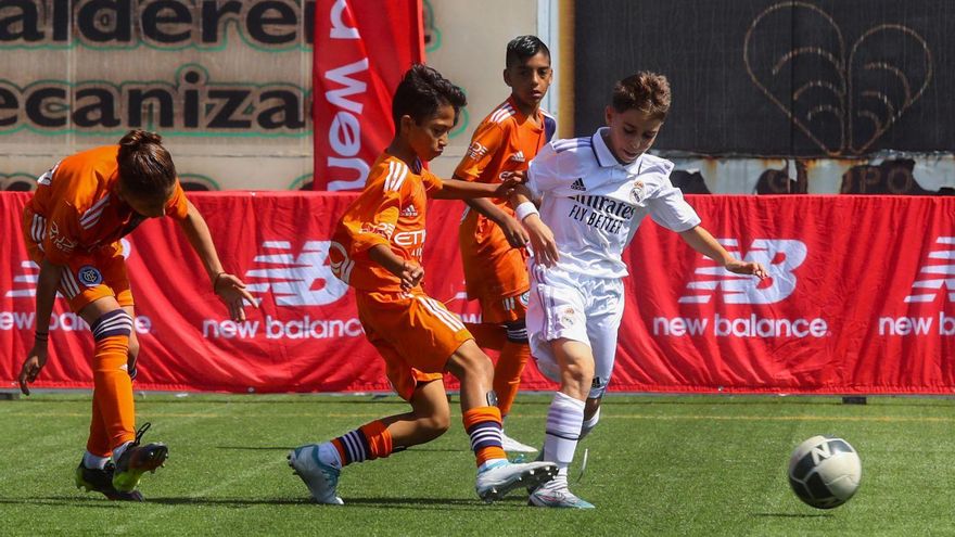 Un partido del Arousa Fútbol 7, en el campo de A Senra (Ribadumia).