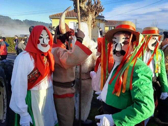 Los Aguilandeiros de San Xuan de Villapañada recorren los pueblos de Grado entre ceniza y bailes