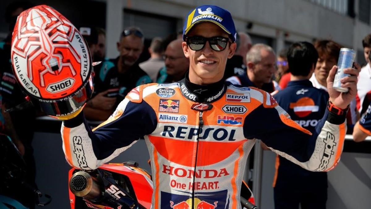 Marc Márquez (Honda) celebra, hoy, en Motorland (Aragó), su 'pole' en el gran premio de MotoGP.