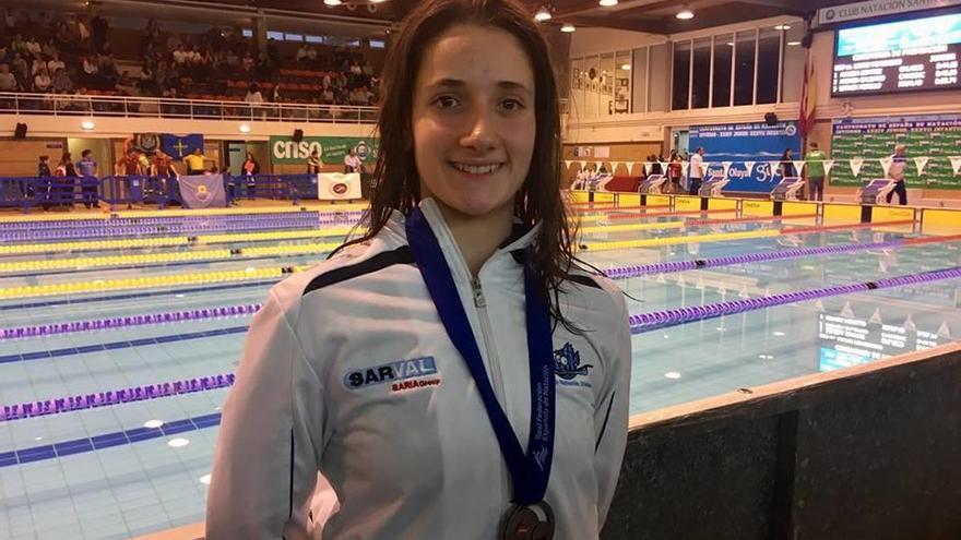 Alba Gómez con su medalla de plata