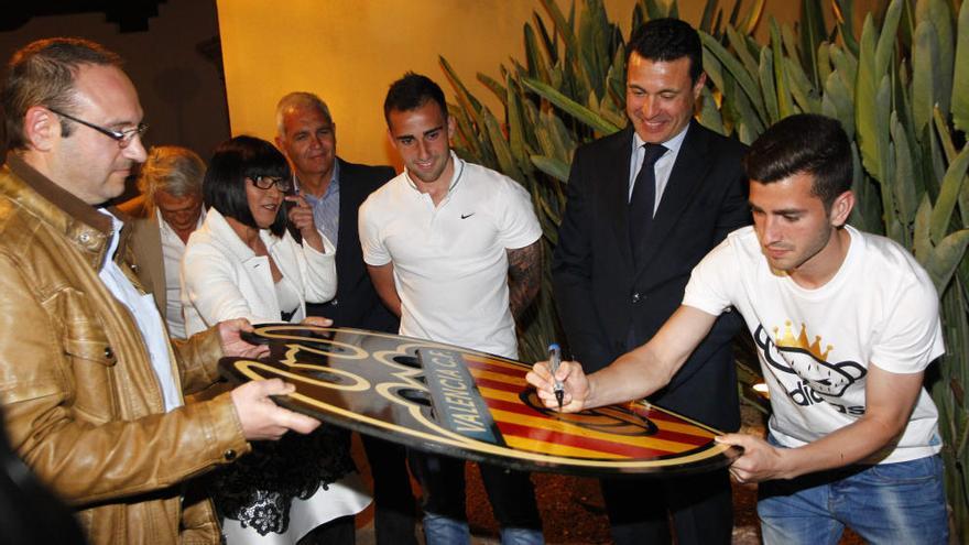 Gayà en el momento de firmar sobre el escudo