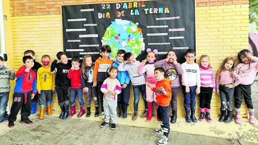 Escolares del centro, con el mural alusivo al Día de la Madre Tierra. | LEVANTE-EMV
