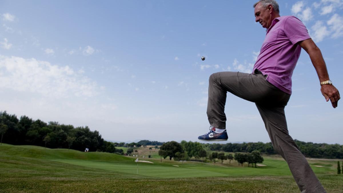 Cruyff juega con una diminuta pelota en el club de golf de El Montanyà.