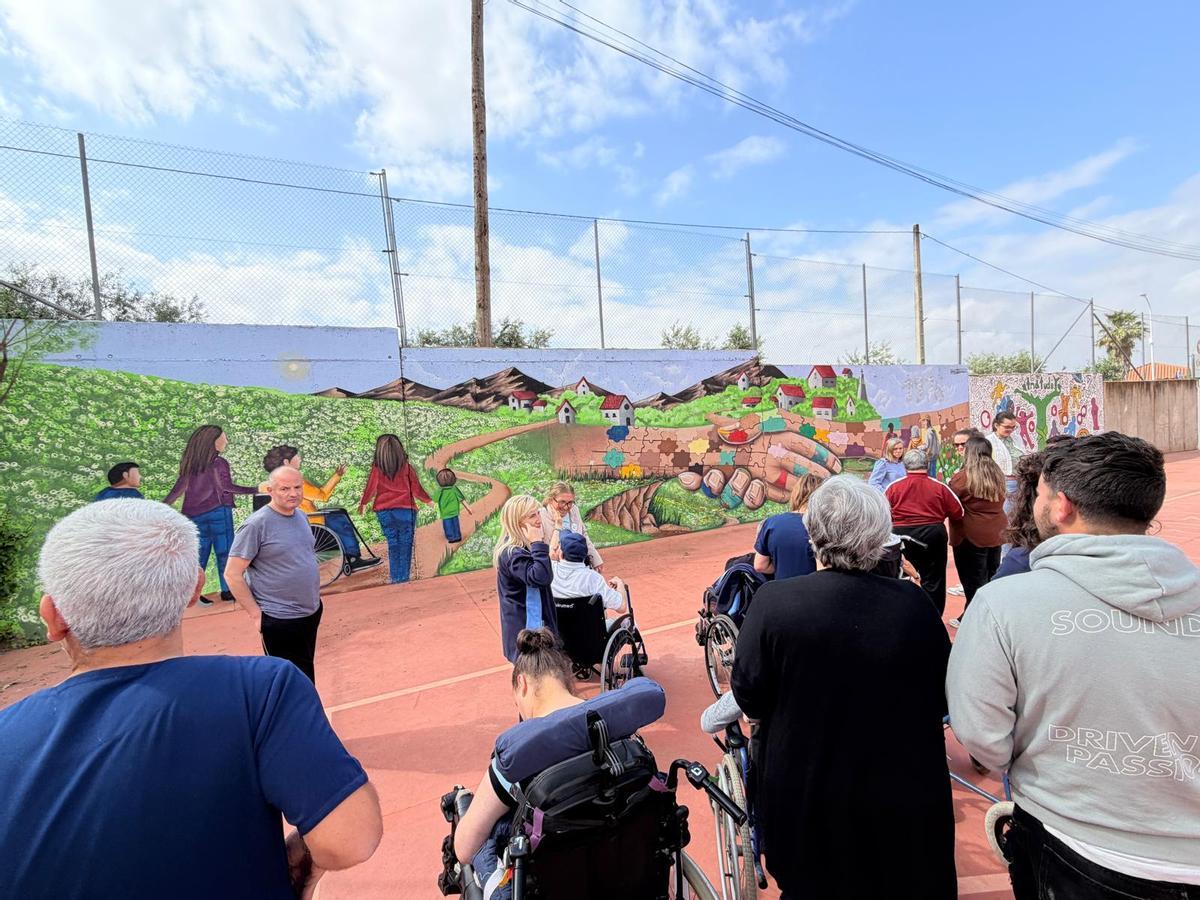 Mural elaborado para Includes Almendralejo que luce en su pista polideportiva.